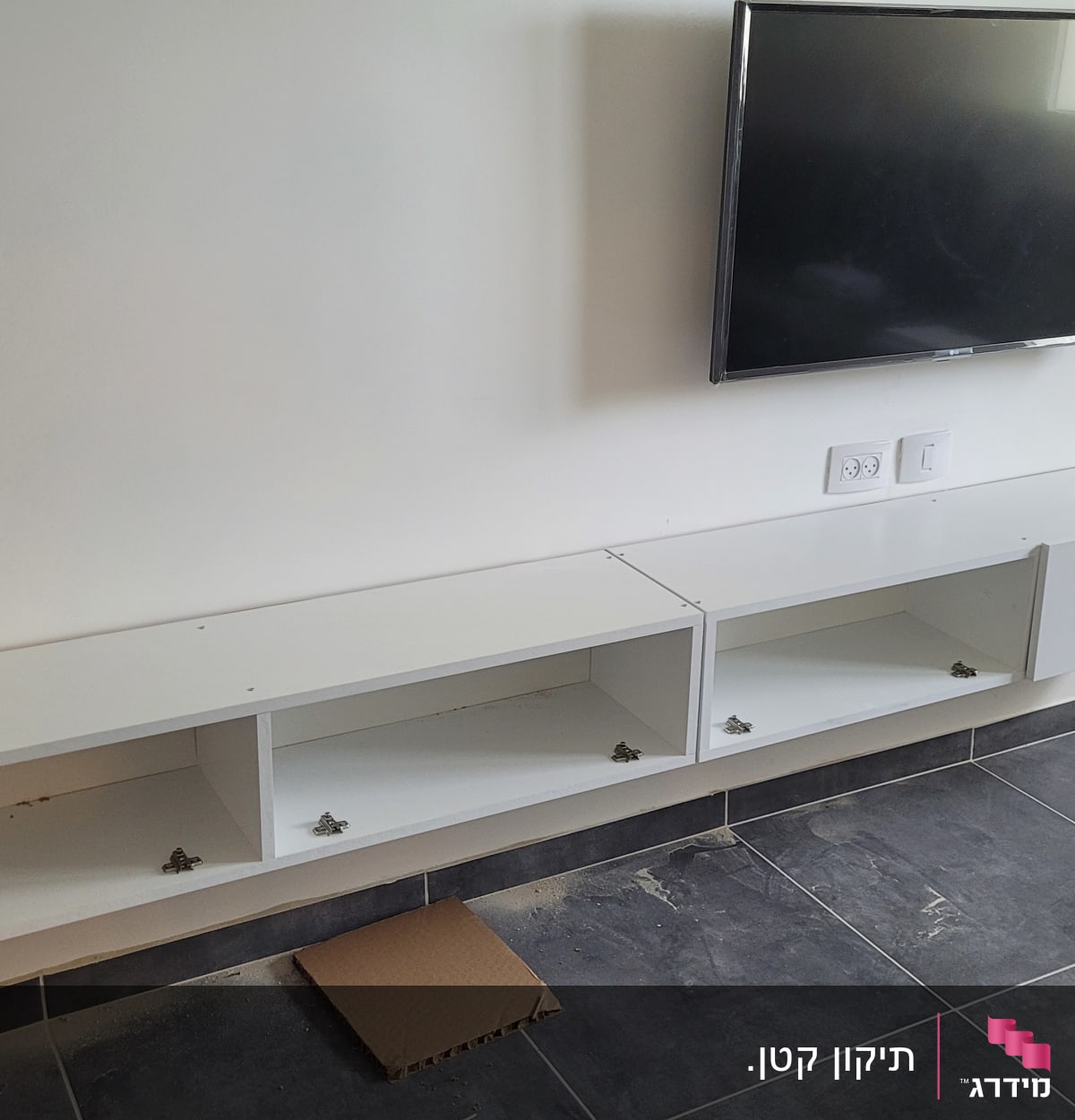 ארון לבן מותקן על קיר עם טלוויזיה תלויה